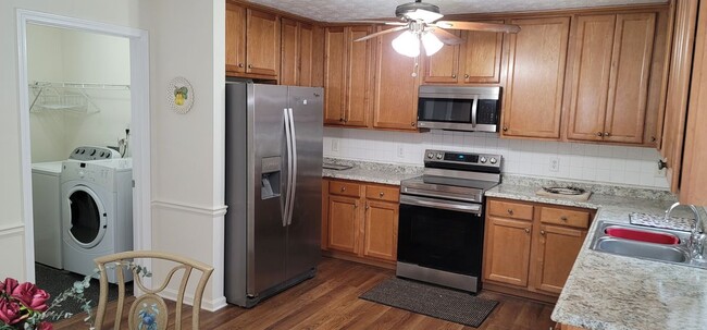 Building Photo - 731 Thompson Ridge Dr