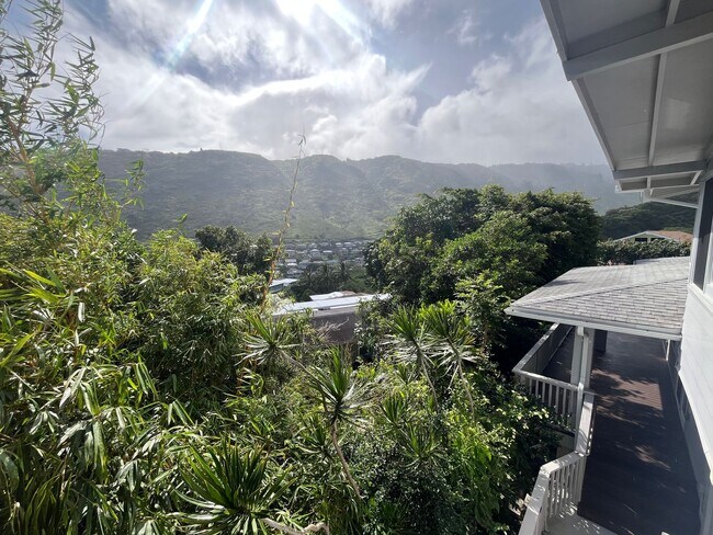 Foto del edificio - Renovated 6 Bedroom, 3.5 Bath Home with 2 Garages in Aina Haina