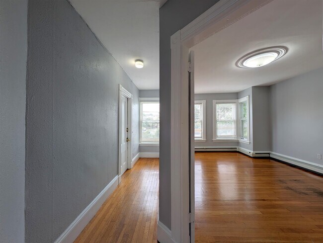 Building Photo - 322 Beacon St
