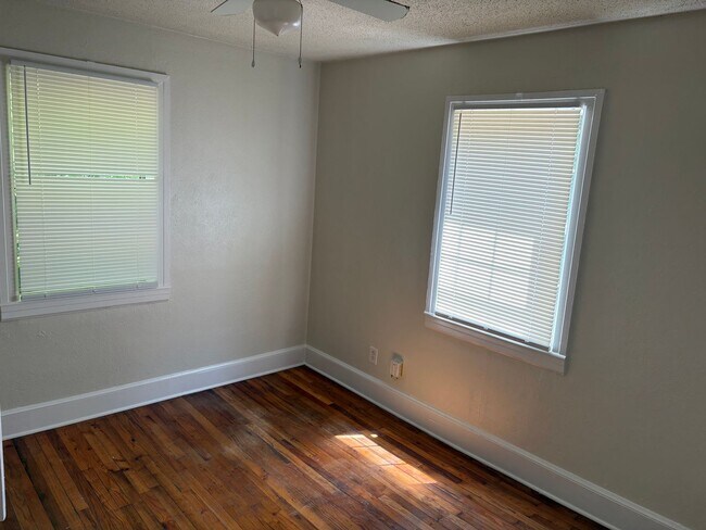 Foto del edificio - 2 bed / 1 bath home for rent in a great location. Features fresh flooring, new paint, and a fence...