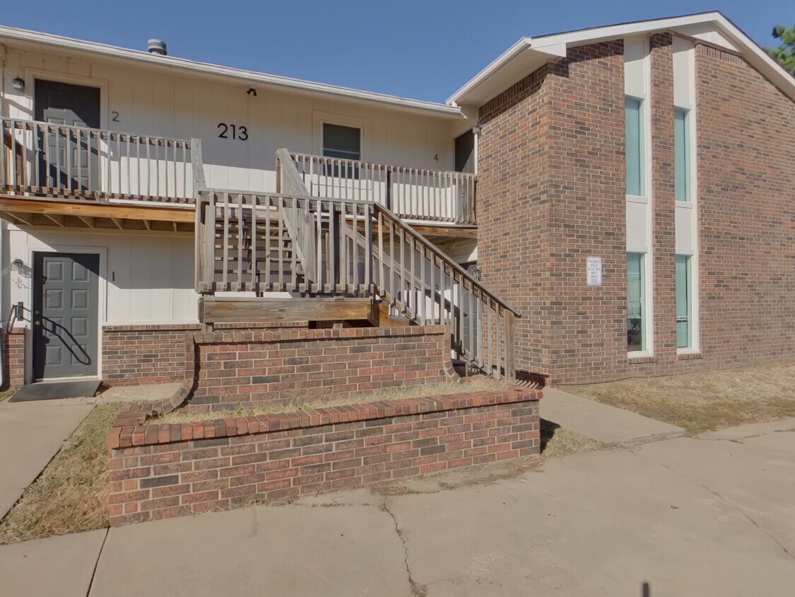 Primary Photo - 213 N Acadia St