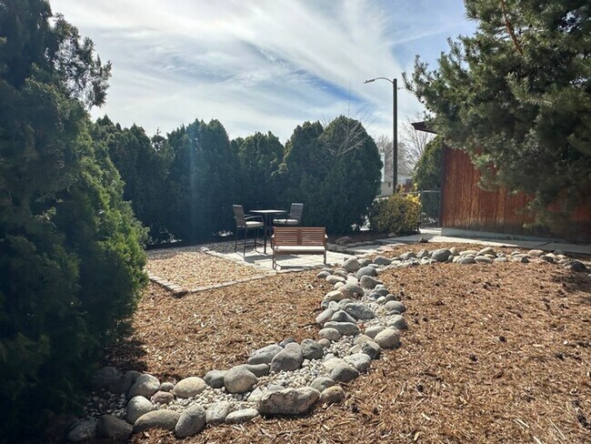 Building Photo - Three Bedroom Home minutes from UNR