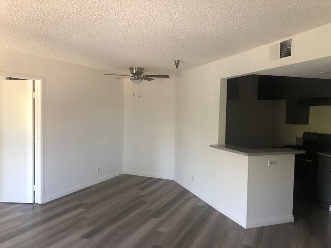 Foto del edificio - 1791 N Sycamore Ave