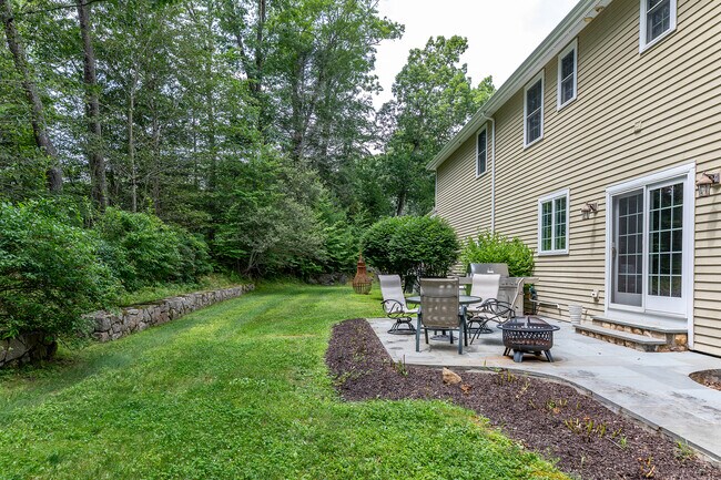 Foto del edificio - 15 Logging Trail Ln