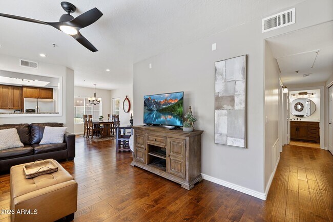 Foto del edificio - 9450 E Becker Ln