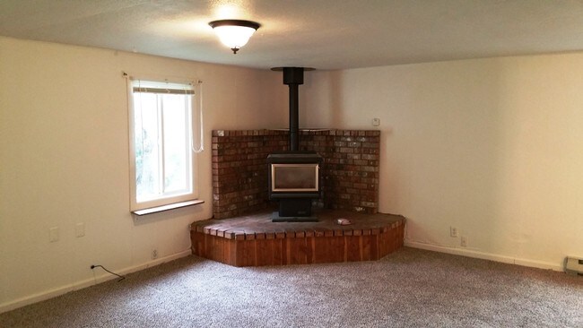 Building Photo - 2200 SW Canyon Dr