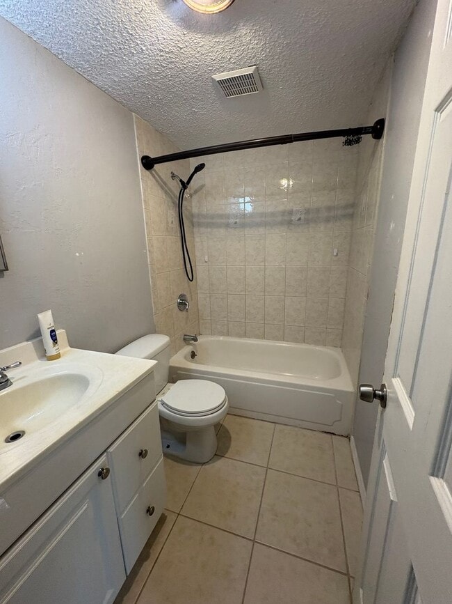 Building Photo - 2 bedroom / 1 bath available now!