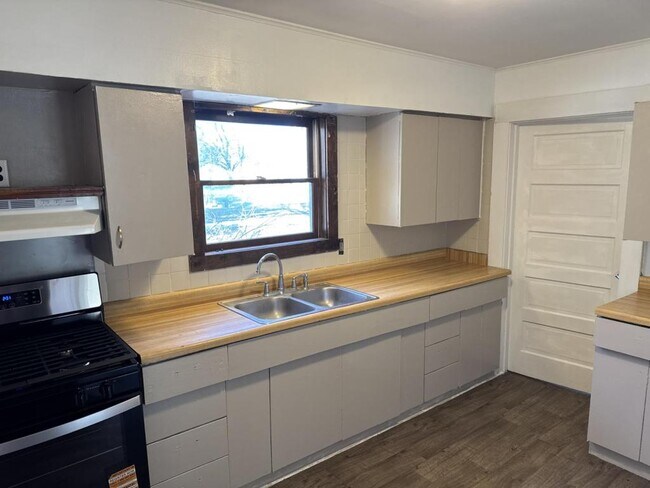 Foto del edificio - 5304 Hollis Ave