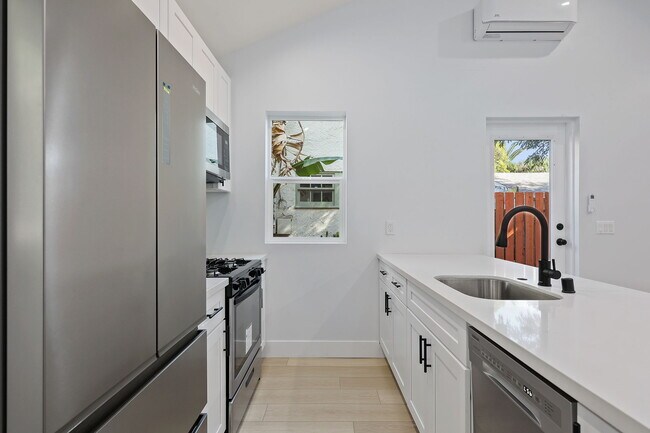 Foto del edificio - 2495 N Gower St