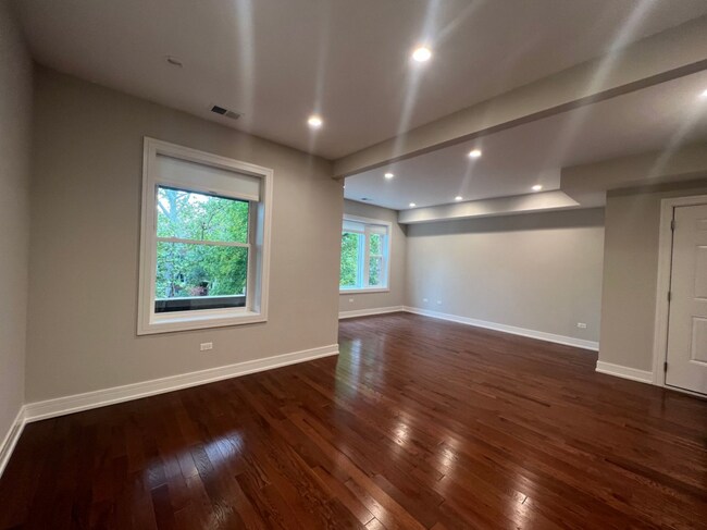 Building Photo - 4642 N Malden St