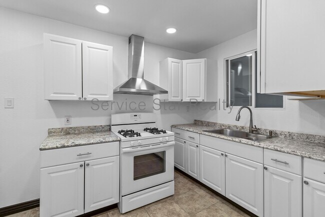 Building Photo - 4301 N 15th Dr