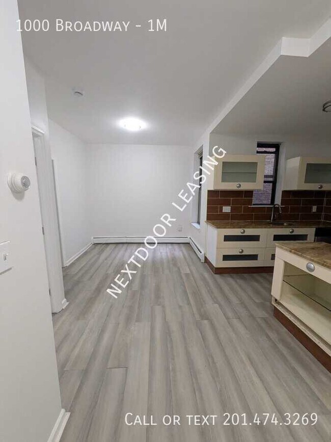 Foto del edificio - 1000 Broadway- 1M