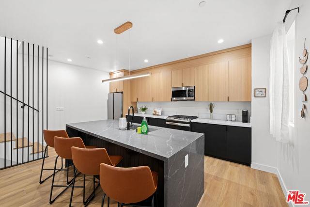 Foto del edificio - 835 N McCadden Pl