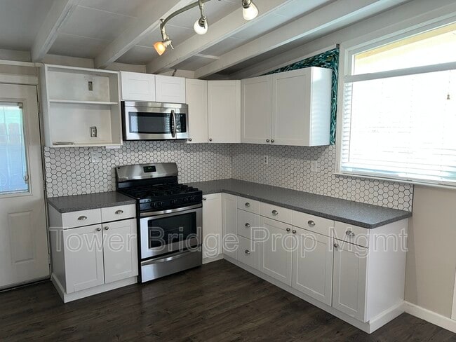 Building Photo - 832 Inglewood Dr