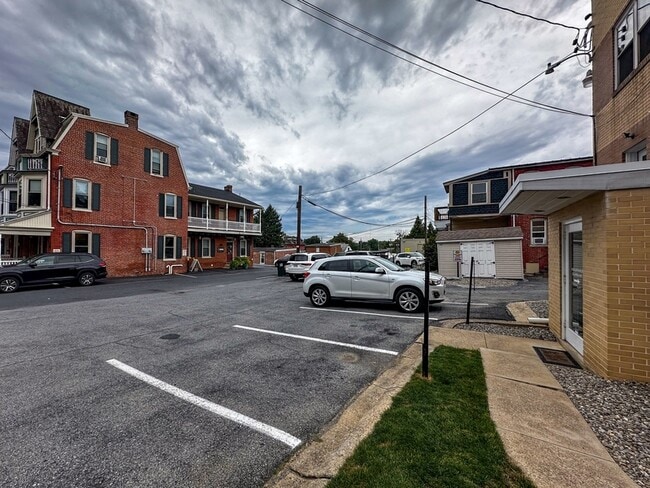 Building Photo - 902 Columbia Ave