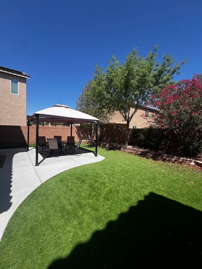 Building Photo - Gated Community - Southwest (Downstairs Bedroom / Shower)