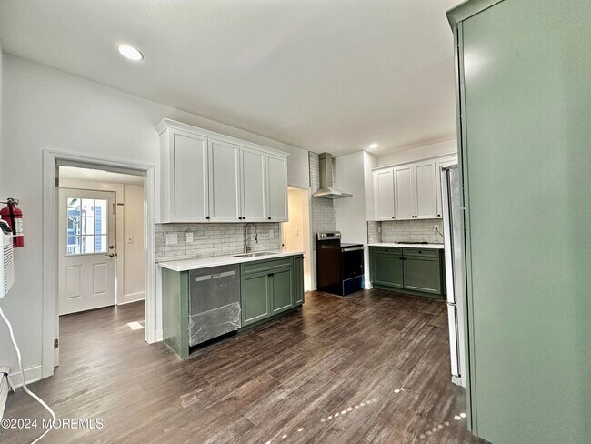 Building Photo - 608 7th Ave