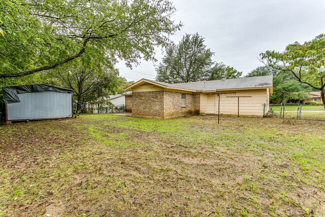 Building Photo - Bonus Room