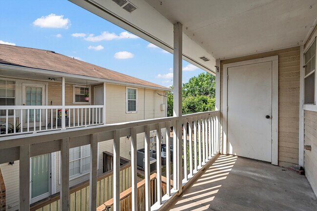 Foto del edificio - Updated Condo Central Waco