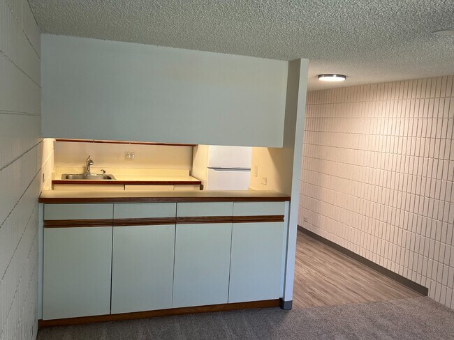 Foto del edificio - Mo?ili?ili Gem! 1-Bed Condo with Washer/Dryer, AC & Secured Parking – Available Now!