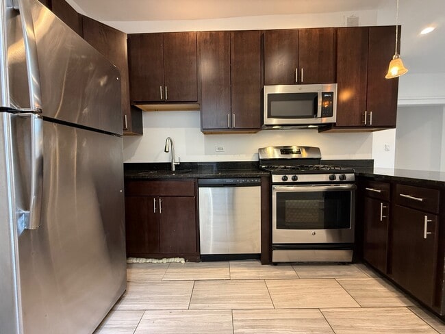 Foto del edificio - Rogers Park 2 Bed 1 Bath W/ Sun Room / Dog Friendly