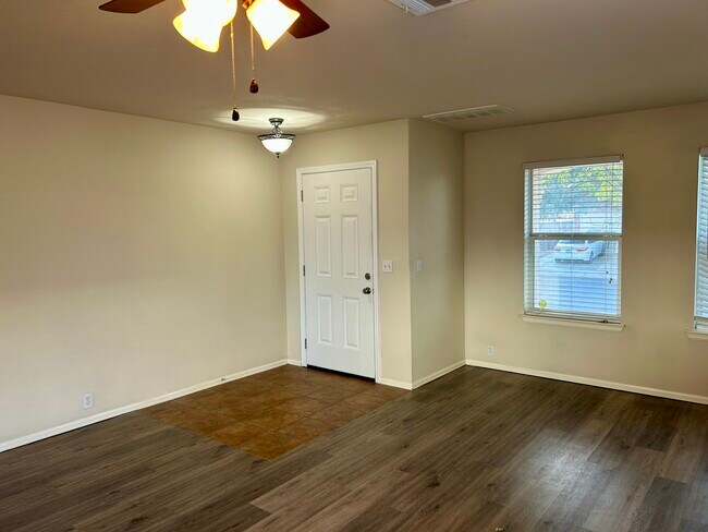 Entrada - 1305 Sunflower Ln