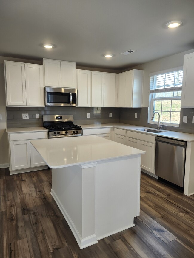 Building Photo - 818 Powder Br Dr