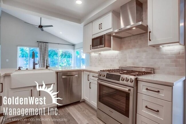 Building Photo - Modern Single Story 3Bdm 2Ba Home in Beaut...