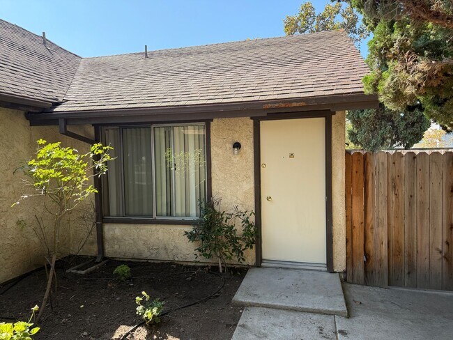Foto del edificio - Beautifully Updated Camarillo Townhome