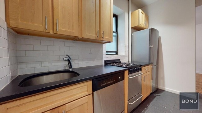 Building Photo - 324 E 91st St