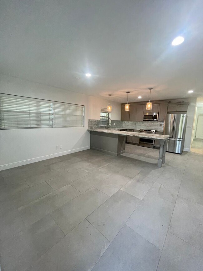 Building Photo - Recently renovated open floor plan 2/1 Dup...