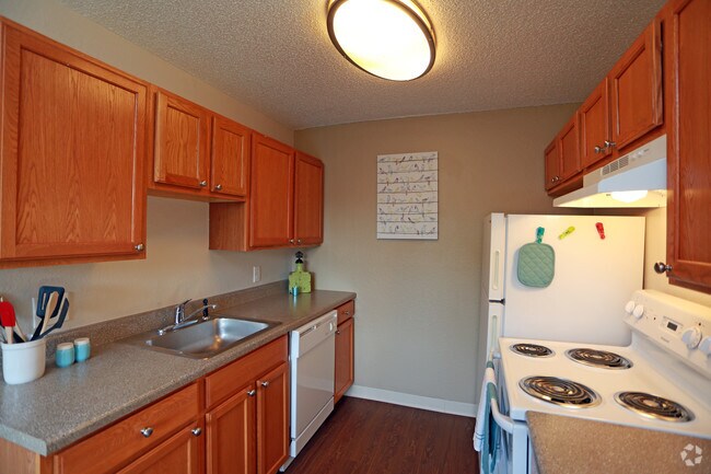 2BR, 2BA - 950 SF - Greentree Village Apartments