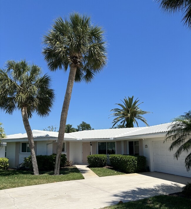 Building Photo - 19 Oakwood Dr N