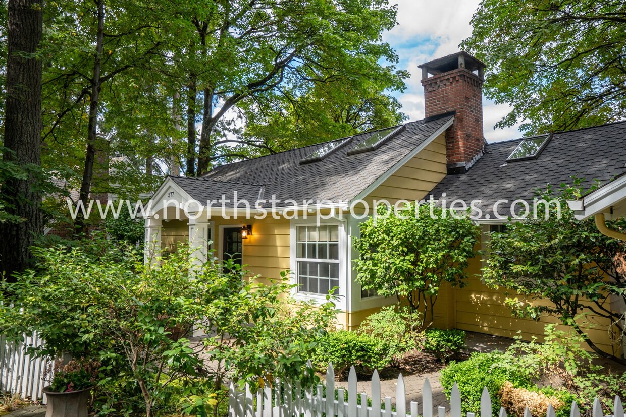 Foto principal - Magical Lake Oswego Cottage with Lake Views.