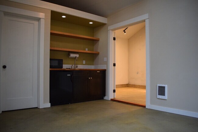 Kitchenette - 2034 N Winchell St