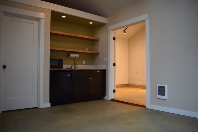 Kitchenette - 2034 N Winchell St