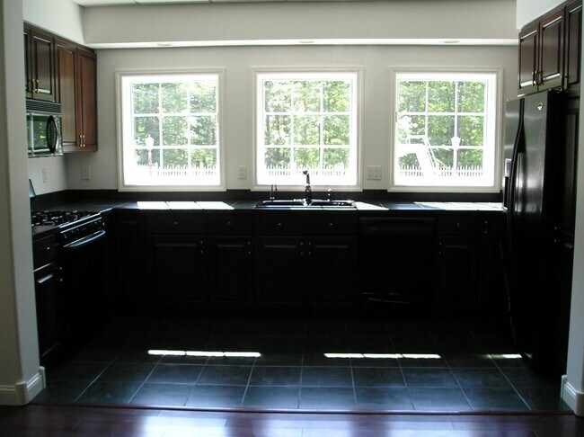 Kitchen - 938 Southpoint Cir