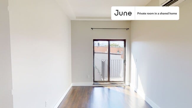 Building Photo - Private bedroom in 4 bed/2 bath Home