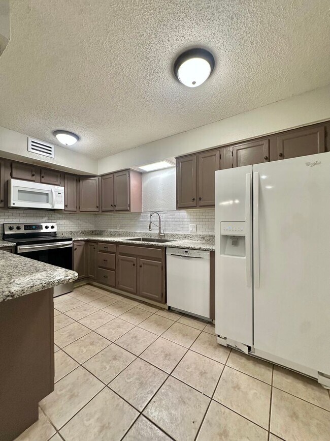 Foto del edificio - Now Available - 2 Bedroom 2 Bathroom Condo...