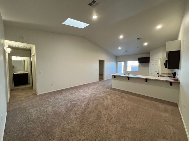 Building Photo - NEWER TOWNHOME!