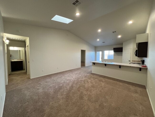 Foto del edificio - NEWER TOWNHOME!