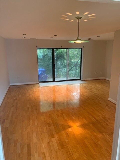Foto del edificio - 560 Brummel Ct NW