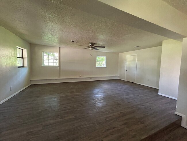 Foto del edificio - 712 Lakeview Dr