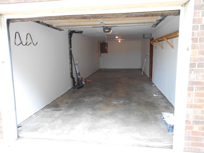 Building Photo - 1021 N Kiger Rd
