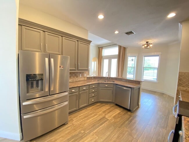 Photo - 600 Lakescape Ct House