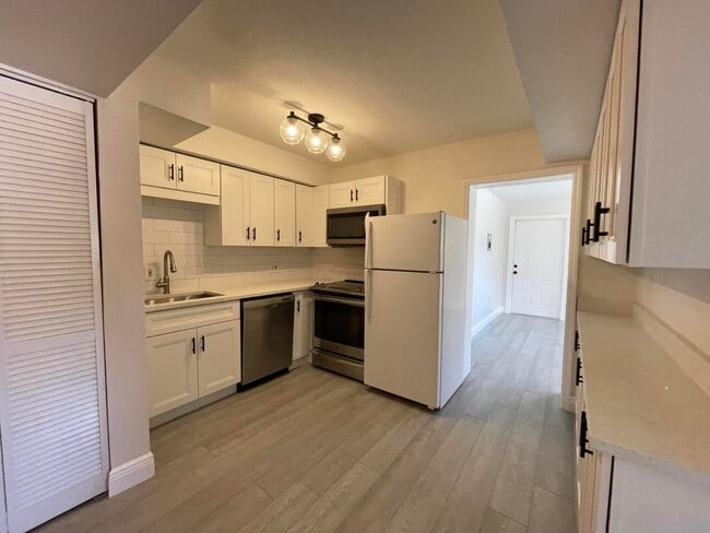 Building Photo - 701 SE 4th St