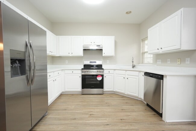 Building Photo - Charming 3-Bedroom, 3-Bathroom Townhome