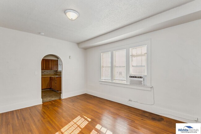 Building Photo - 1 Bedroom 1 Bathroom Duplex near Friends U...