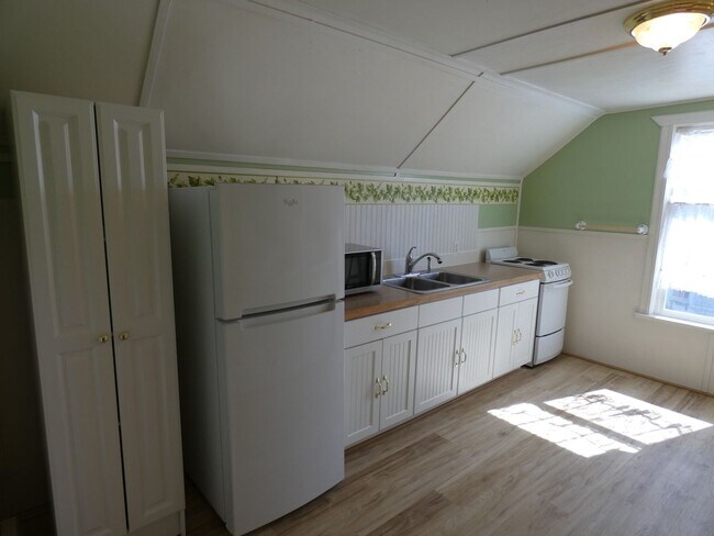 Building Photo - APPLICATION PENDING - 214 W 12th Upstairs ...