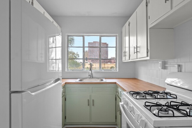 Building Photo - 306 Lakeview St